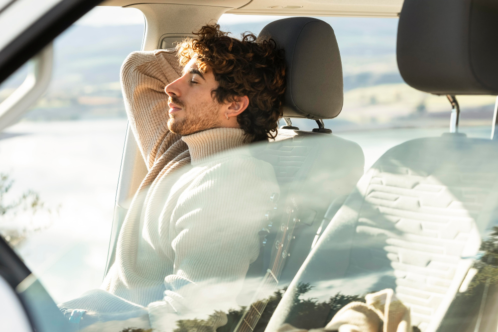homme se repose dans une voiture