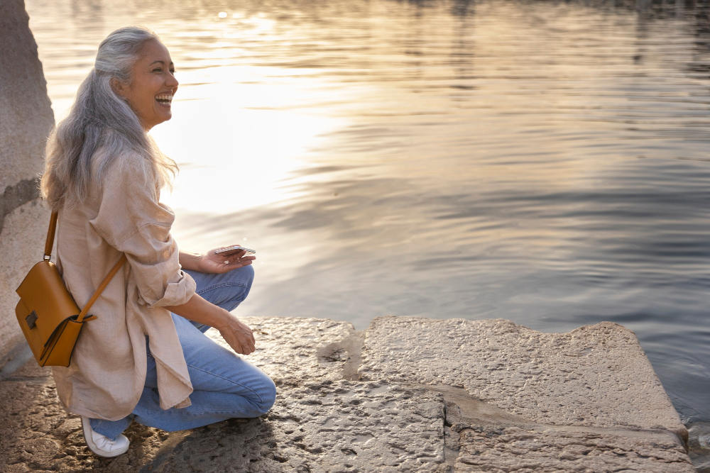 femme souriant à coté d'un lac