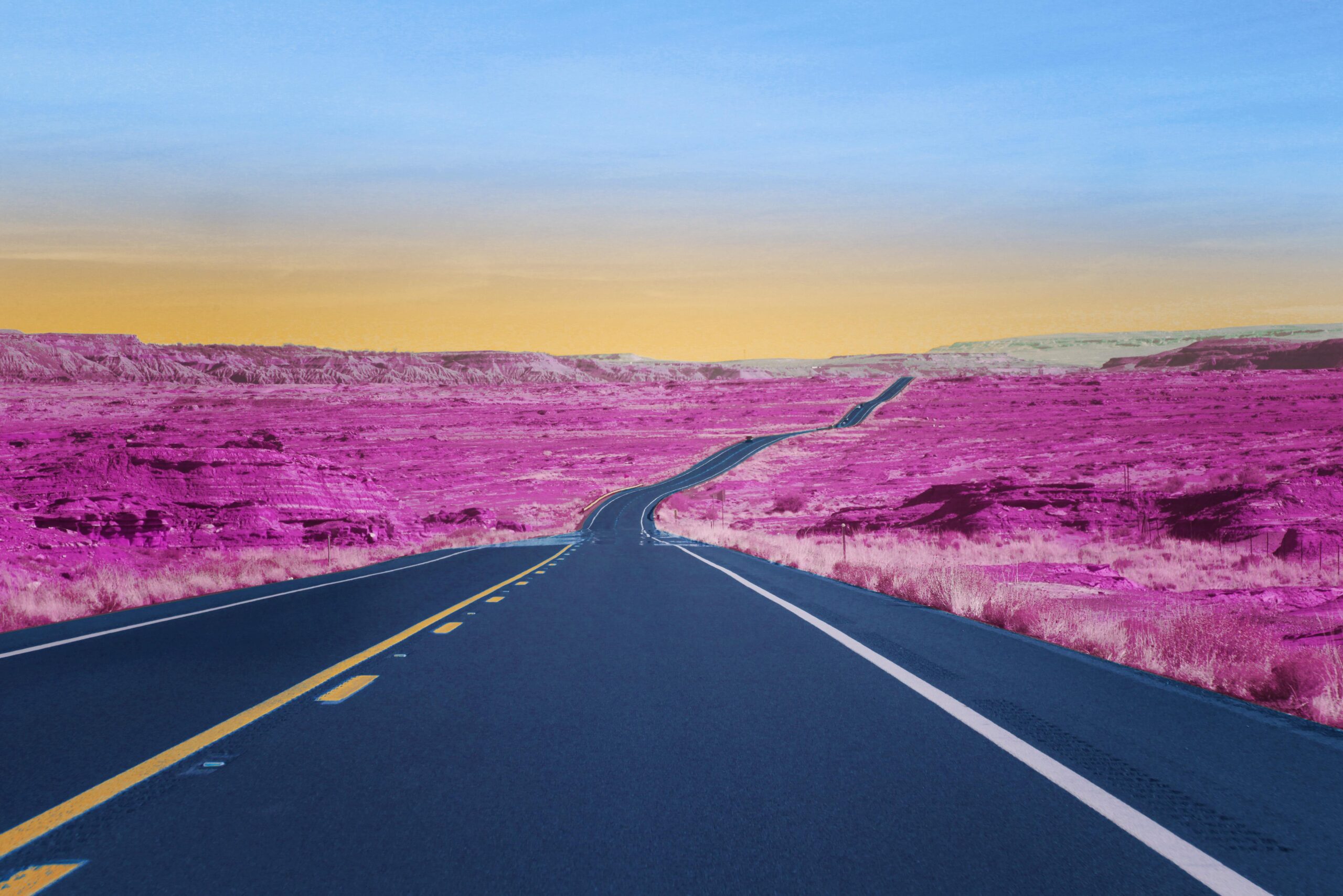 route déserte dans paysage aride rose - Callengo